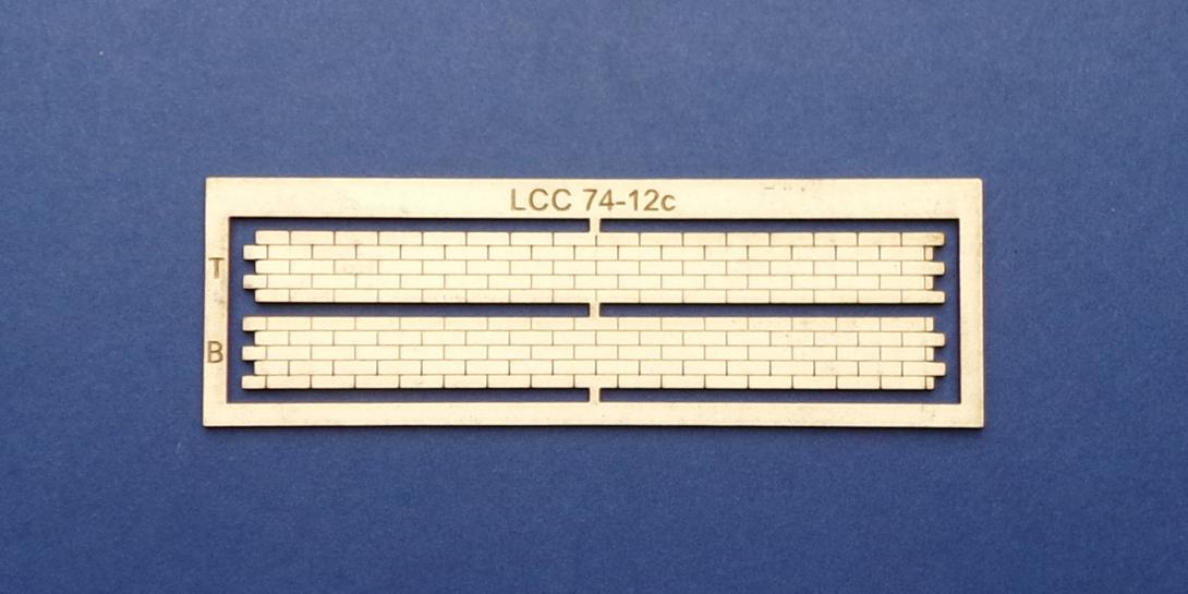 LCC 74-12c O gauge industrial decoration strip - single panel side Decoration strip designed for small industrial buildings with one standard industrial panel sides.
